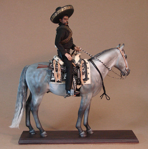 Escultura  Cavalo tordilho com sela chomiteada. + Personagem