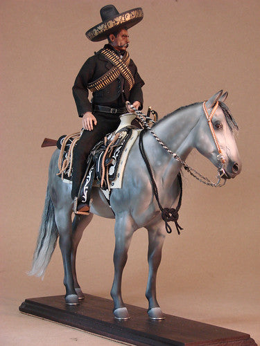 Escultura  Cavalo tordilho com sela chomiteada. + Personagem